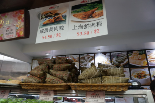 上海鮮肉粽的價(jià)格約3.5元，店家表示，雖然成本上漲，但粽子售價(jià)不敢漲。(美國(guó)《世界日?qǐng)?bào)》/林群攝)
