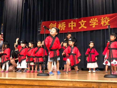 娃娃學(xué)中文，歡樂特別多！(圖片來源：中國駐紐約總領(lǐng)館微信公眾號)
