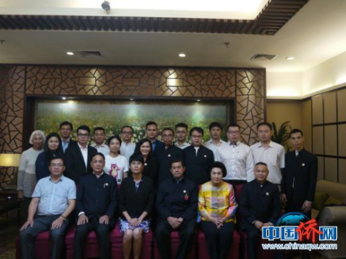 圖為廣西外僑辦副主任陳潔與考察團(tuán)成員合影 譚楊 攝 圖為廣西外僑辦副主任陳潔與考察團(tuán)成員合影 譚楊 攝