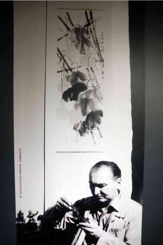 6月13日，茲德涅克·斯科納(1910-1986)1961年在捷克工作室內(nèi)與齊白石的畫作在一起。（圖片來源：歐洲時(shí)報(bào)特約記者李國(guó)慶攝）