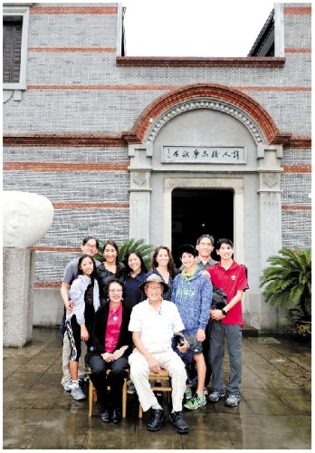 徐行(前排左一)跟家人在徐志摩舊居前合影。■記者 王超英 攝