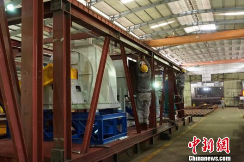 圖為福建鐵拓機(jī)械有限公司生產(chǎn)車間。　閆旭 攝