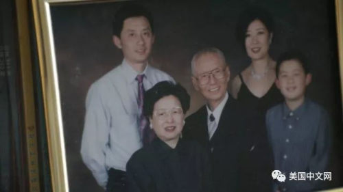 圖為張俊杰全家福。(圖片來源：美國中文網(wǎng)微信公眾號(hào)/門萌萌 攝)