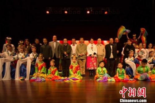 演出結(jié)束后嘉賓與演員合影?！⊥鯐酝?攝