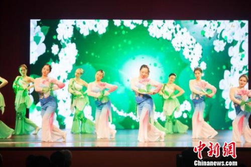 澳大利亞藝術(shù)團表演的《茉莉花》?！⊥鯐酝?攝