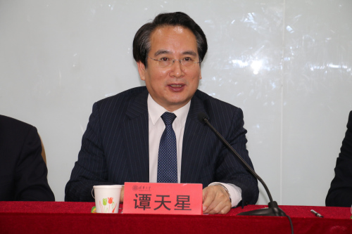中央統(tǒng)戰(zhàn)部副部長譚天星出席中國僑商投資企業(yè)協(xié)會專題研修班開班式并講話。