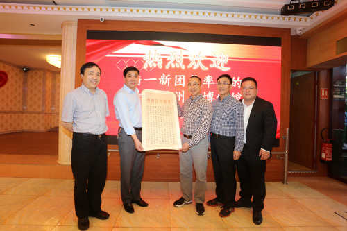 代表團(tuán)向法華工商聯(lián)合會(huì)贈(zèng)送征集紀(jì)念。(《歐洲時(shí)報(bào)》黃冠杰 攝)