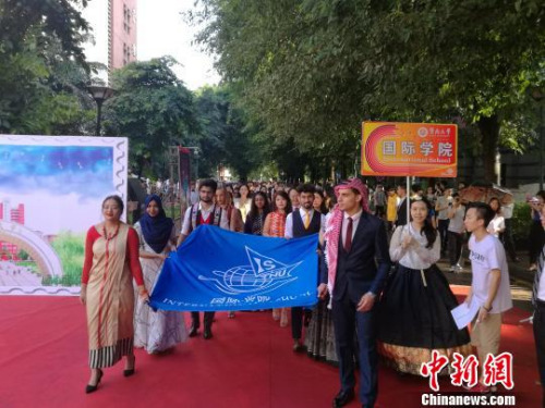 廣州暨南大學(xué)舉辦炫酷畢業(yè)啟程禮 凸顯畢業(yè)儀式感 郭軍 攝 廣州暨南大學(xué)舉辦炫酷畢業(yè)啟程禮 凸顯畢業(yè)儀式感 郭軍 攝