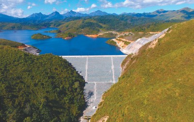 位于老撾賽松本省崇山峻嶺中的南湃水電站。 