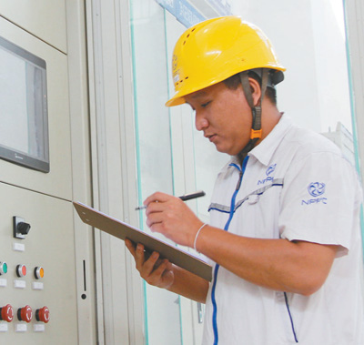 　南湃水電站老方員工甘亞在廠房內(nèi)監(jiān)測發(fā)電機組工作。 　　本報記者 孫廣勇攝 