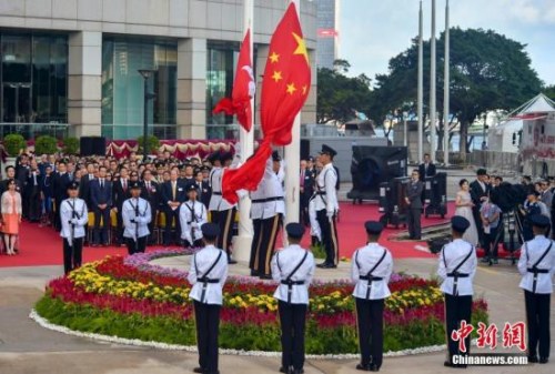 7月1日，香港特別行政區(qū)政府在金紫荊廣場舉行隆重的升旗儀式，慶祝香港回歸21周年。<a target='_blank' >中新社</a>記者 張煒 攝