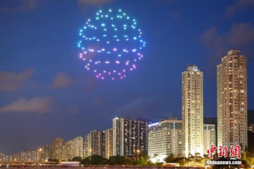 6月30日晚，為慶祝香港回歸祖國21周年、國民教育沙田區(qū)委員會(huì)成立10周年及為第8屆沙田節(jié)揭開序幕，香港沙田城門河上空舉行全港首次100架無人機(jī)戶外光影匯演。圖為無人機(jī)在空中組成象征香港的東方之珠圖案。<a target='_blank' >中新社</a>記者 謝光磊 攝