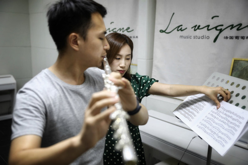 6月23日，長(zhǎng)笛初學(xué)者宮澤在田萌指導(dǎo)下練習(xí)曲目。他說(shuō)，“葡萄樹(shù)中法音樂(lè)教育”是他經(jīng)過(guò)對(duì)20多個(gè)長(zhǎng)笛培訓(xùn)機(jī)構(gòu)逐一對(duì)比之后才做出的選擇。(圖片來(lái)源：本文圖片均由歐洲時(shí)報(bào)特約記者李雪峰 攝)