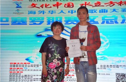 林楠為獲獎選手頒獎。