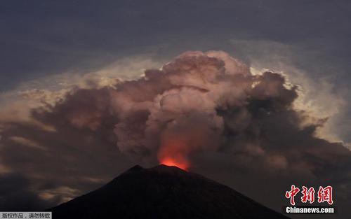  資料圖：2018年6月29日，印尼巴厘島阿貢火山噴發(fā)。據(jù)報(bào)道，阿貢火山自28日晚間噴發(fā)，火山灰高達(dá)2000米，導(dǎo)致巴厘島國(guó)際機(jī)場(chǎng)從29日凌晨3點(diǎn)起關(guān)閉。
