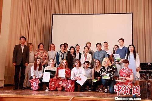 資料圖：2018年6月16日，第11屆“漢語橋”世界中學(xué)生中文比賽德國區(qū)決賽在德國萊比錫舉行。圖為參賽選手和嘉賓、評(píng)委合影。<a target='_blank' >中新社</a>發(fā) 鐘欣 攝