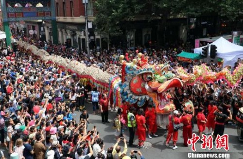 澳華歷史博物館的千禧龍巡游盛況?！w清 攝