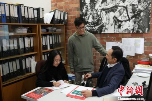 澳華歷史博物館副主席王興鄉(xiāng)與同事商討博物館建設(shè)情況?！w清 攝