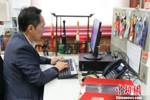 澳華歷史博物館副主席王興鄉(xiāng)在博物館做了30多年的志愿者?！w清 攝