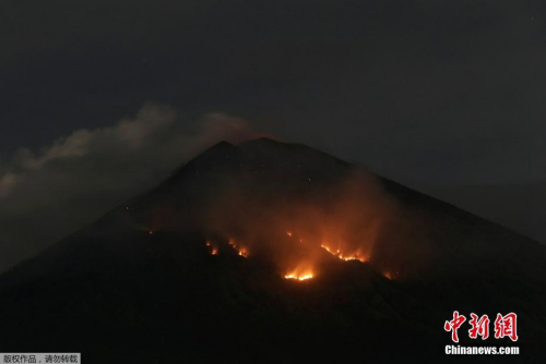 當(dāng)?shù)貢r(shí)間2018年7月3日，印尼巴厘島，印尼阿貢火山噴發(fā)，附近山林起火。2日晚，印尼阿貢火山發(fā)生劇烈噴發(fā)，大量巖漿從火山口噴出，已流淌至火山口半徑2公里以外，巖漿所到之處引發(fā)山體森林燃燒，火山口上空濃黑火山灰柱高達(dá)2000米。