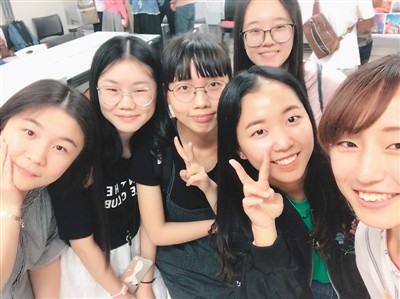剛到日本的時(shí)候，學(xué)校舉辦了留學(xué)生歡迎會(huì)。圖為劉悅汐（后排）和日本同學(xué)及其他留學(xué)生合影。在留學(xué)期間，日本同學(xué)在學(xué)習(xí)和生活上都給予了她很大的幫助。