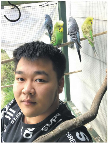 Eric和愛鳥在一起。（《新西蘭中文先驅(qū)報》）