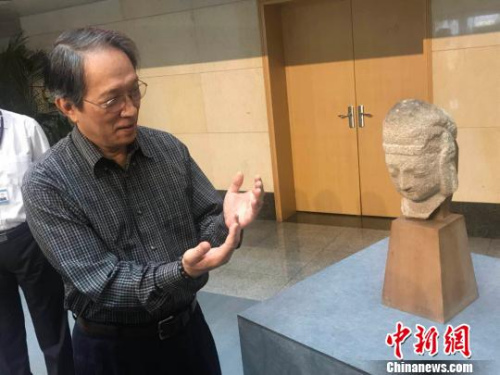 王純杰為媒體講解佛像形制?！『　z