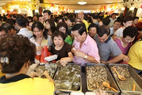客家美食讓人食指大動(dòng)，2012年的“客家美食慈善嘉年華”吸引大批人潮。（新加坡《聯(lián)合早報(bào)》檔案照片）