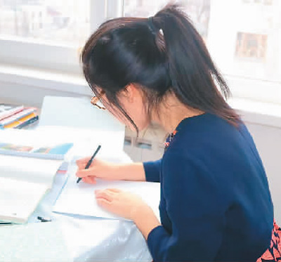 摩爾多瓦吸引了越來(lái)越多的中國(guó)學(xué)生前往留學(xué)，圖為留學(xué)摩爾多瓦的姚美玲在學(xué)校。