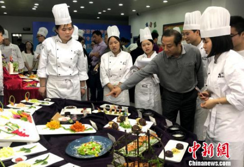  資料圖：老師點評學生淮揚菜作品?！〈藜衙?攝