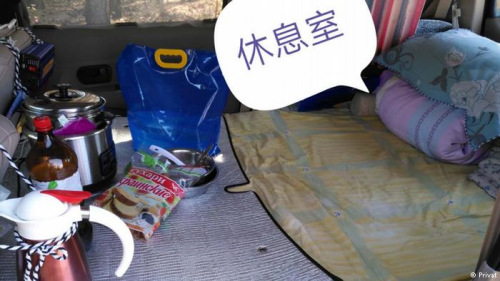 兩人在車里睡覺的地方（來源：德國之聲中文網(wǎng)）