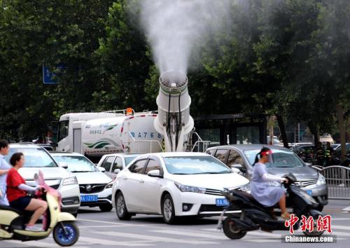 7月17日，河南鄭州，鄭州出動(dòng)“炮車”街頭噴霧降溫。<a target='_blank' >中新社</a>記者 王中舉 攝