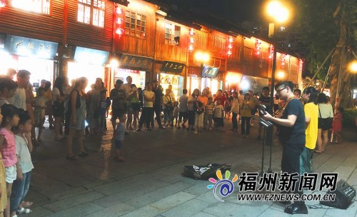 街頭藝人現(xiàn)場表演。(圖片來源：福州新聞網(wǎng))