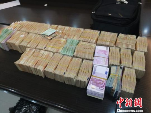 涉案金額累計高達(dá)200億元人民幣的非法買賣外匯團(tuán)伙被成功摧毀 齊黎軍 攝 涉案金額累計高達(dá)200億元人民幣的非法買賣外匯團(tuán)伙被成功摧毀 齊黎軍 攝