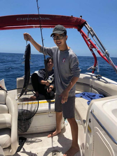 格蘭杜拉高中Oliver暑假和同學(xué)們一起出海釣魚，體驗(yàn)人生第一次海釣。(家長(zhǎng)提供)