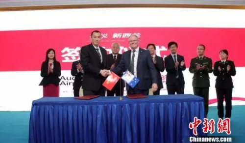圖為四川航空與奧克蘭機(jī)場簽訂成都直飛奧克蘭航線協(xié)議 高昂 攝 圖為四川航空與奧克蘭機(jī)場簽訂成都直飛奧克蘭航線協(xié)議 高昂 攝