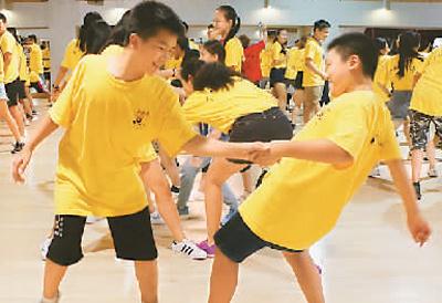 營員和中國學生在交流課上