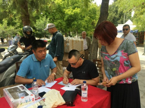 7月25日，希臘華人募捐現(xiàn)場(chǎng)。(圖片來(lái)源：歐洲時(shí)報(bào)通訊員蘇珊娜 攝)