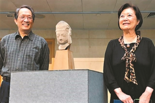 王純杰夫婦參加山西博物院“送國寶回家”捐贈儀式。(美國《世界日報》/王純杰提供)