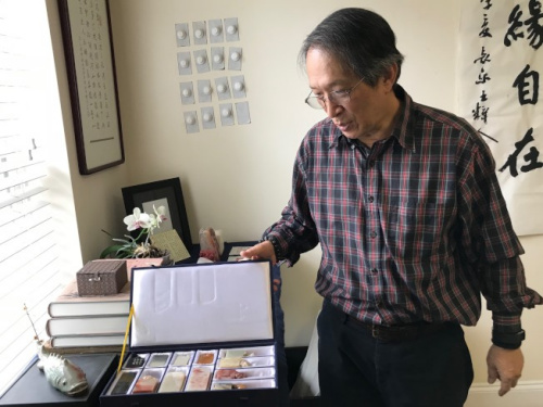 王純杰在美國馬州蓋城工作室接受采訪，并向記者展示他的印石收藏。(美國《世界日報》/許惠敏 攝)