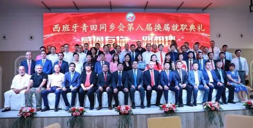 出席典禮的主要嘉賓合影留念。