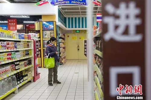 資料圖：山西太原，民眾正在超市挑選進口商品。<a target='_blank' >中新社</a>記者 張云 攝