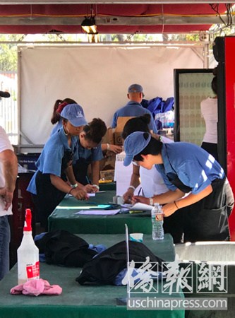 這所亞裔為主的學(xué)校有一支非常棒的舞蹈隊(duì)，拿過若干次全國高中聯(lián)賽的冠軍。不過因?yàn)橛?xùn)練時(shí)間偏長，且需要家長孩子一起，穿上工作服，參加“玫瑰碗”賽事的志愿者售賣活動(dòng)，家長普遍認(rèn)為浪費(fèi)時(shí)間，能取得家庭支持參加的孩子很少。（美國《僑報(bào)》/章寧 攝）