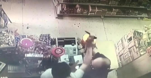 嫌疑人持刀搶劫華人店鋪視頻截圖 嫌疑人持刀搶劫華人店鋪視頻截圖