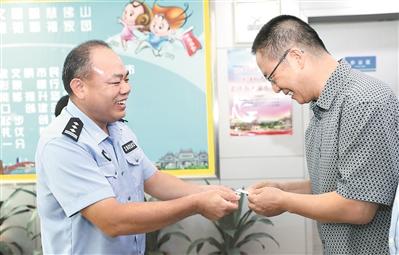 英國籍高層次人才王曉東博士領(lǐng)到“中國綠卡”。