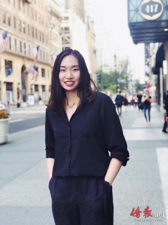 圖為張心怡在紐約街頭。（美國《僑報》）