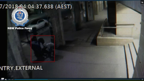  警察公布的一段錄像顯示，一名亞裔青年周一凌晨4點在悉尼唐人街邊走邊看手機時，遭4名歹徒打倒在地，搶走財物。( 圖片來源：新州警察)