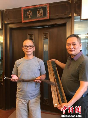 黃國(guó)梁(左)購(gòu)得黃檗文物隱元拂塵回歸家鄉(xiāng)?！∴嵥刹?攝