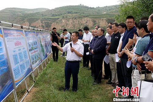 8月7日，歐美同學(xué)會(中國留學(xué)人員聯(lián)誼會)“海歸專家脫貧攻堅服務(wù)團(tuán)”40余位專家深入甘肅省定西市渭源縣北寨鎮(zhèn)，詳細(xì)考察當(dāng)?shù)胤鲐氻椖块_展情況。圖為服務(wù)團(tuán)在北寨鎮(zhèn)鄭家川村鑫大地春公司東西部協(xié)作扶持蔬菜產(chǎn)業(yè)發(fā)展示范基地。<a target='_blank' >中新社</a>記者 付強(qiáng) 攝