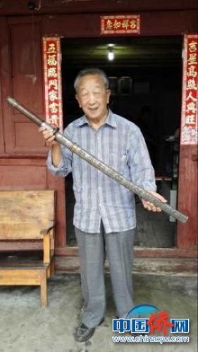 圖為梁有成生前展示其父親梁金山獲得的銀刀　鐘欣　攝